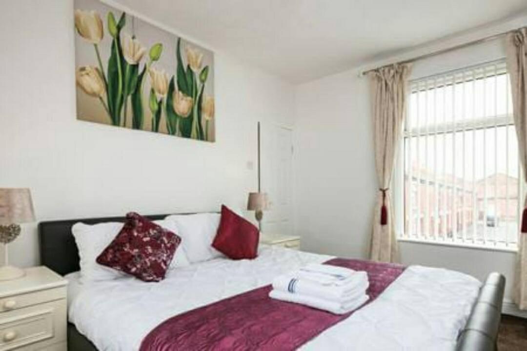 Brigstock Holidays House Manchester Exterior foto